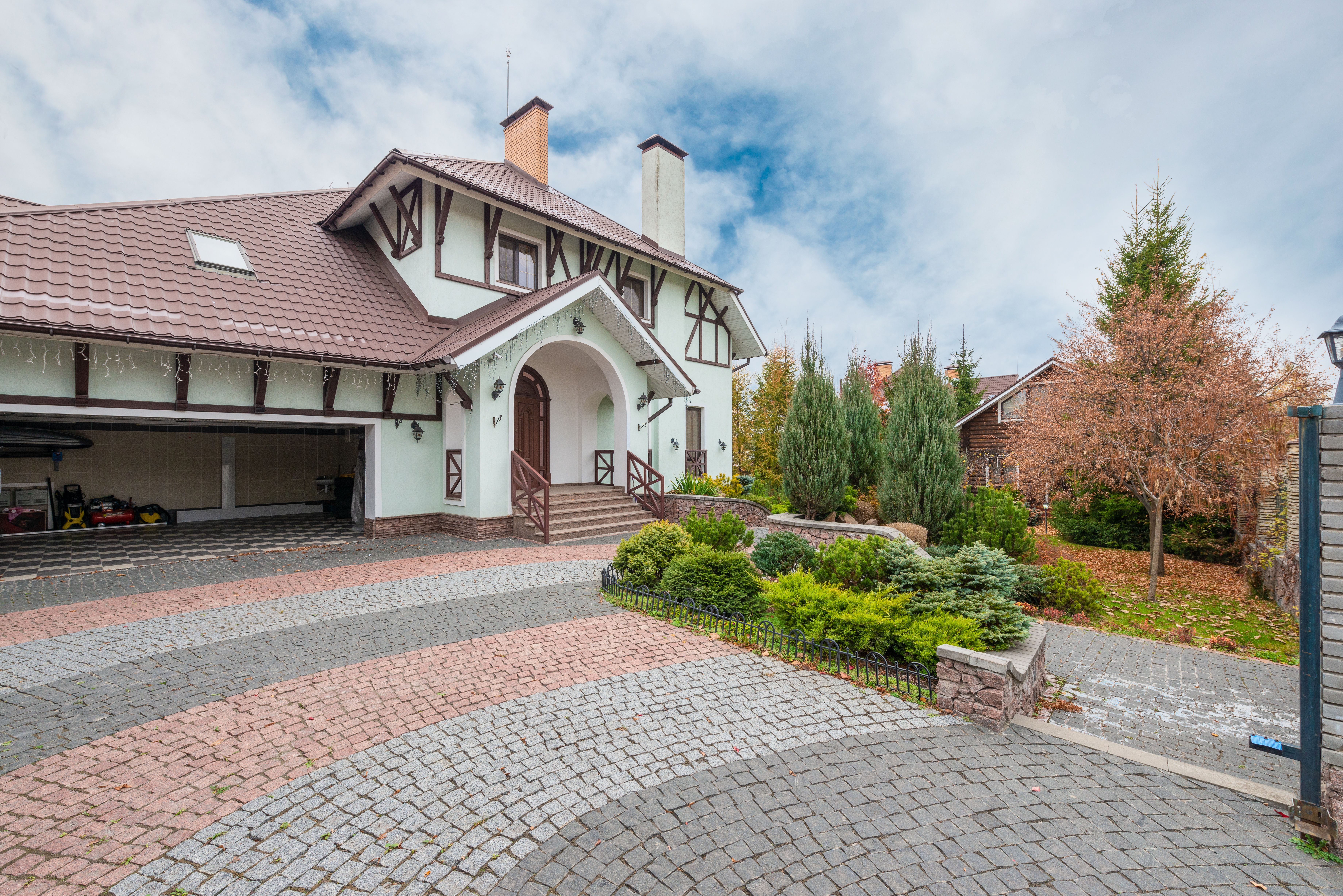 House exterior in daylight before twilight enhancement