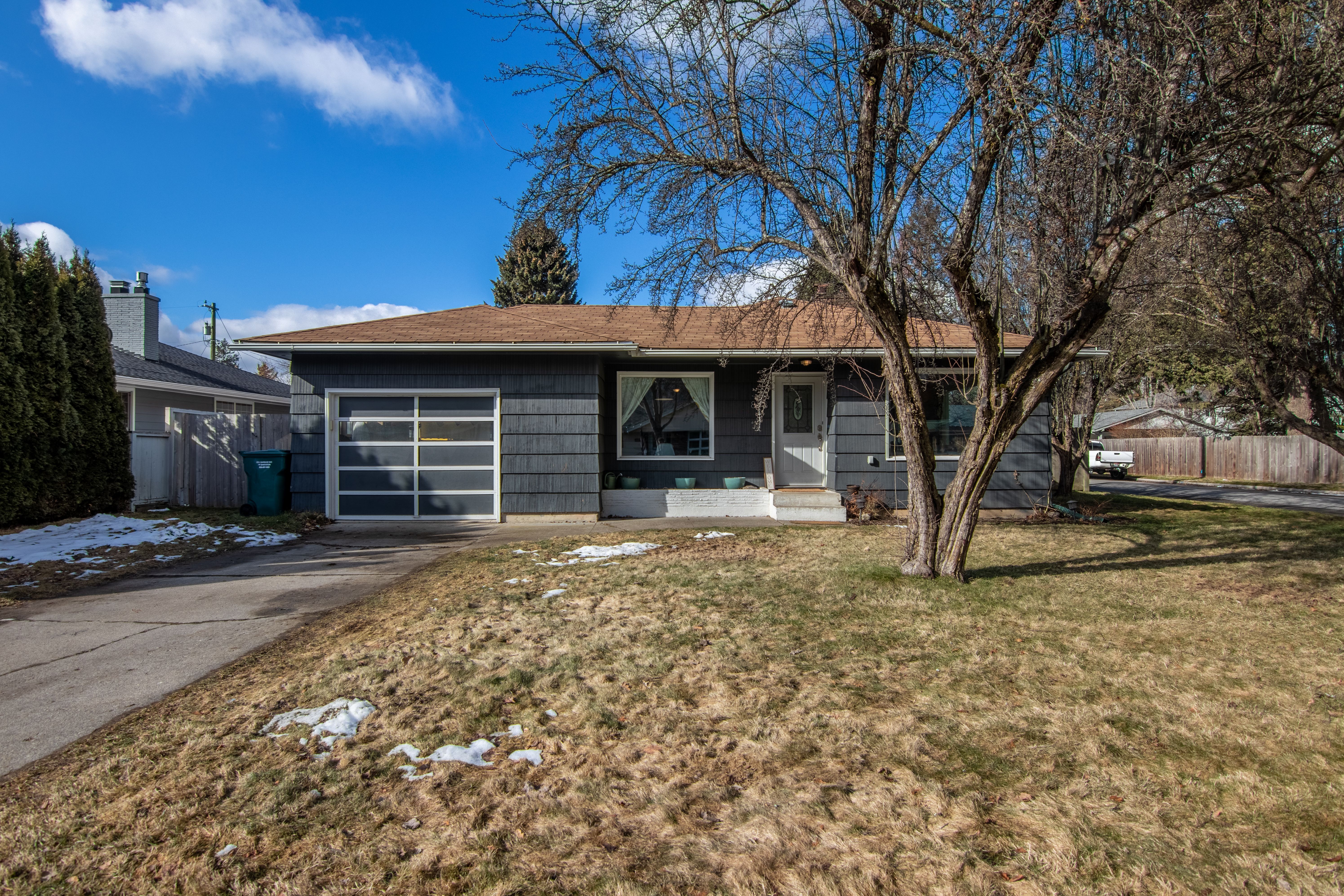Home with a dry patchy lawn before lawn repair